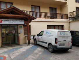 Présence de l'Équipe Mobile de Santé Visuelle à Saint-Etienne-de-Tinée. La voiture de l'EMSV garée devant le centre hospitalier Saint Maur.